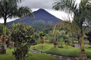 Destinos de bienestar: Volcán Arenal, icónico estratovolcán de 1.670 msnm, ubicado en el Parque Nacional Volcán Arenal cerca de La Fortuna, Alajuela, Costa Rica