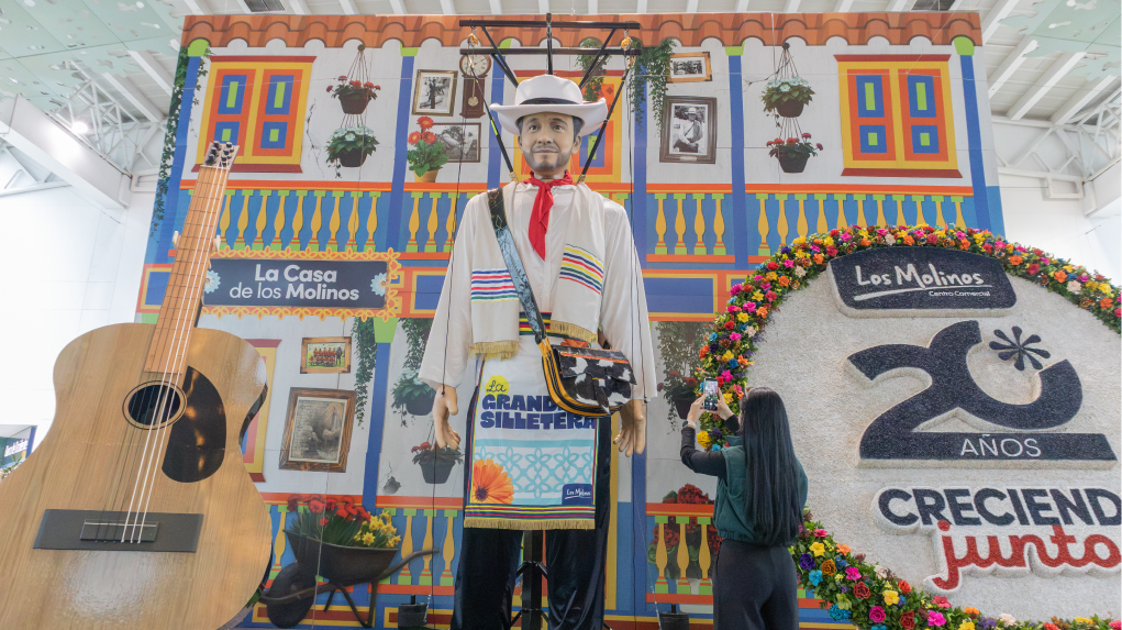 El silletero marioneta más grande de Colombia protagoniza la Feria de las Flores en Los Molinos